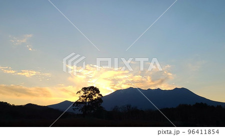 信州・夕焼け空と御嶽山(御岳山) 信州・夕焼け空と御嶽山(御岳山) 96411854