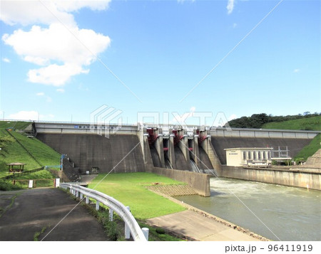 晴天下の四十四田ダム 96411919