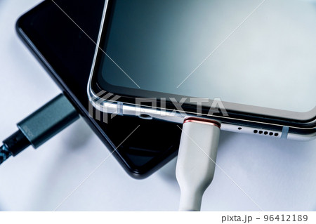 スマートフォンを充電するシーン クローズアップ 96412189