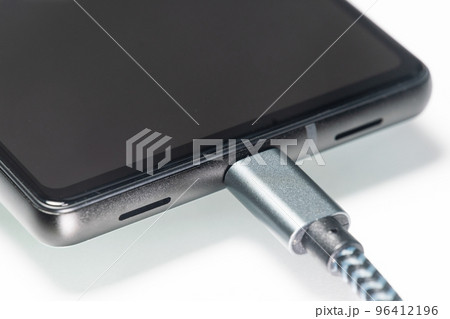 スマートフォンを充電するシーン クローズアップ 96412196