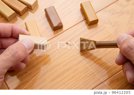 フローリング（床）のキズの補修作業 96412205