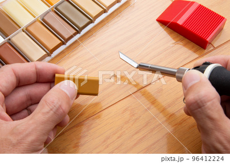 フローリング（床）のキズの補修作業（2/8） 96412224