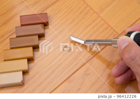 フローリング（床）のキズの補修作業 96412226
