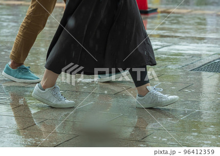 雨の街を足早に歩く人 雨の街を足早に歩く人 96412359