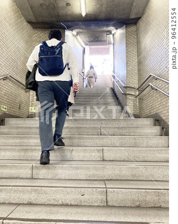 地下鉄の階段を上る人 96412554