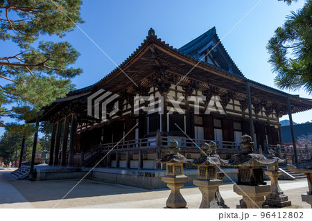 高野山金剛峯寺 根本大塔側から見た金堂(広角 松のフレームと燈籠) 高野山金剛峯寺 根本大塔側から見た金堂(広角 松のフレームと燈籠) 96412802