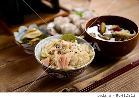 鮭の炊き込みご飯と焼売の食卓 鮭の炊き込みご飯と焼売の食卓 96412812