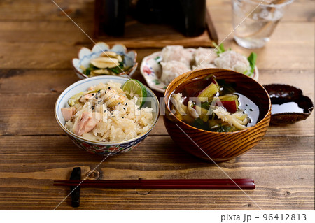 鮭の炊き込みご飯と焼売の食卓 96412813
