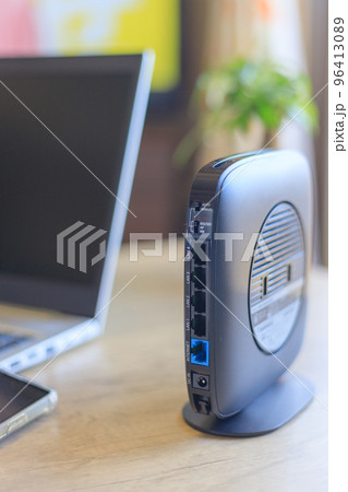 最新Wifiルーターを使用した在宅ワークのイメージ 最新Wifiルーターを使用した在宅ワークのイメージ 96413089