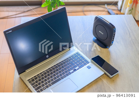 最新Wifiルーターを使用した在宅ワークのイメージ 96413091