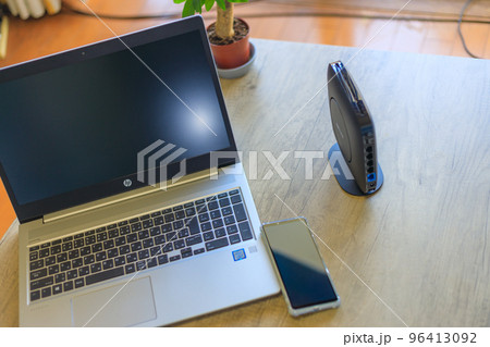 最新Wifiルーターを使用した在宅ワークのイメージ 最新Wifiルーターを使用した在宅ワークのイメージ 96413092