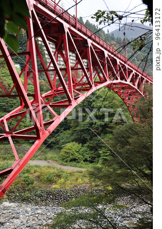 隧道内から見える新山彦橋(富山県 宇奈月 黒部渓谷 やまびこ遊歩道) 隧道内から見える新山彦橋(富山県 宇奈月 黒部渓谷 やまびこ遊歩道) 96413172