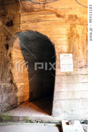 隧道内にある旧冬季歩道入口（富山県 宇奈月 黒部渓谷 やまびこ遊歩道） 96413183