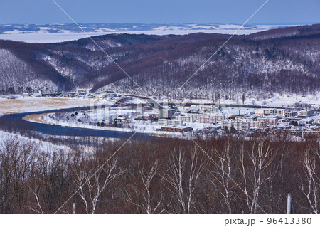 北海道　天都山からの網走市街と網走川 96413380