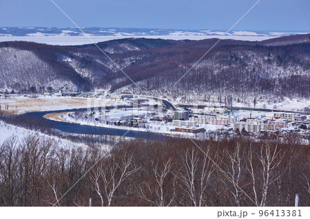 北海道　天都山からの網走市街と網走川 96413381