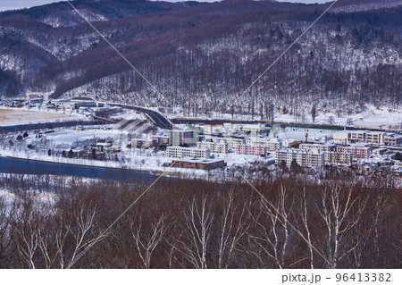 北海道　天都山からの網走市街と網走川 96413382