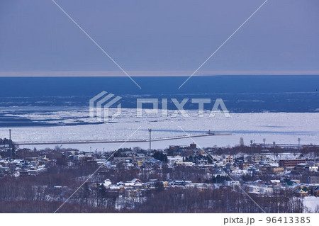 北海道　天都山からの網走市街とオホーツク海の流氷 96413385