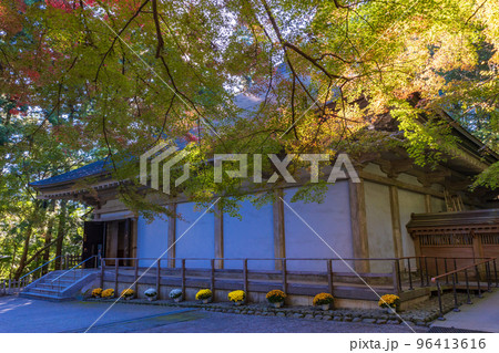 （岩手県）世界遺産　中尊寺　金色堂　覆堂　秋 96413616