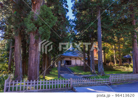 (岩手県)世界遺産 中尊寺 金色堂 覆堂 秋 (岩手県)世界遺産 中尊寺 金色堂 覆堂 秋 96413620