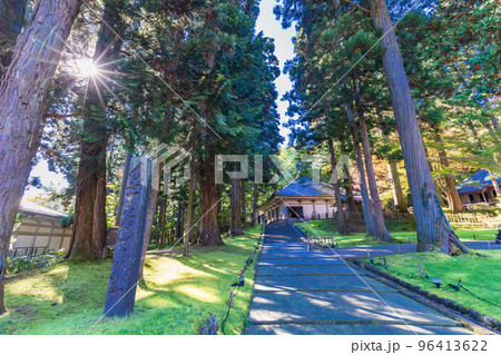 （岩手県）世界遺産　中尊寺　金色堂　覆堂　秋 96413622