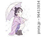 傘を差してしゃがむ女性 雨粒あり 96413834