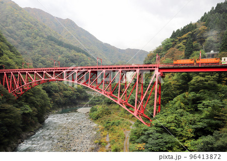 新山彦橋を渡る工事関係者専用列車(富山県 宇奈月 黒部渓谷) 新山彦橋を渡る工事関係者専用列車(富山県 宇奈月 黒部渓谷) 96413872