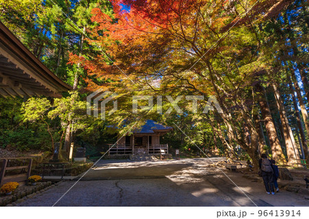 （岩手県）世界遺産　中尊寺　経蔵　紅葉 96413914
