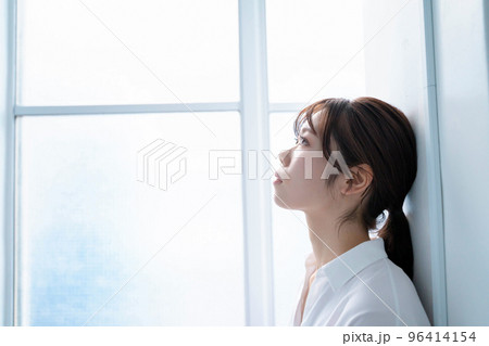 女性　ポートレート　屋内 96414154