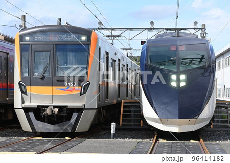 車両基地で並ぶ京成電鉄3100形とスカイライナーのAE形 車両基地で並ぶ京成電鉄3100形とスカイライナーのAE形 96414182