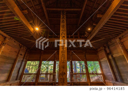 (岩手県)世界遺産 中尊寺金色堂の旧覆堂 内部 (岩手県)世界遺産 中尊寺金色堂の旧覆堂 内部 96414185