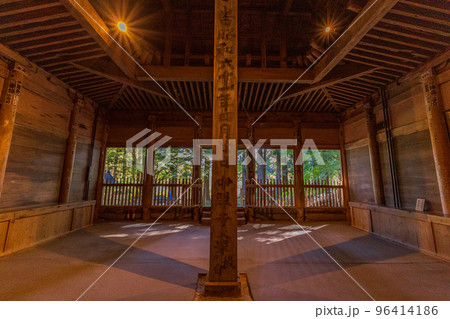 (岩手県)世界遺産 中尊寺金色堂の旧覆堂 内部 (岩手県)世界遺産 中尊寺金色堂の旧覆堂 内部 96414186