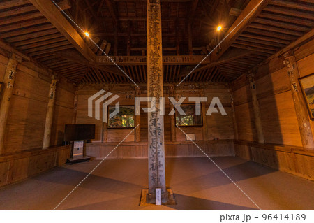 (岩手県)世界遺産 中尊寺金色堂の旧覆堂 内部 (岩手県)世界遺産 中尊寺金色堂の旧覆堂 内部 96414189