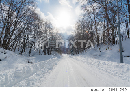 冬の峠道  北海道美瑛町 96414249