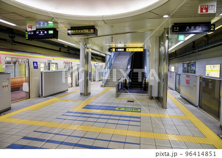 大阪市大正区　長堀鶴見緑地線大正駅のプラットホーム 96414851