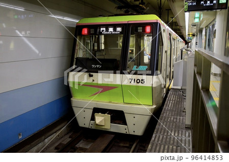 大阪市大正区 長堀鶴見緑地線大正駅に停車中の70系電車 大阪市大正区 長堀鶴見緑地線大正駅に停車中の70系電車 96414853