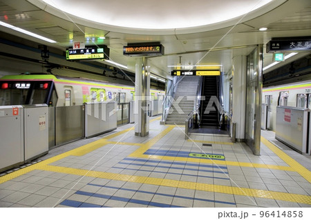 大阪市大正区 長堀鶴見緑地線大正駅のプラットホーム 大阪市大正区 長堀鶴見緑地線大正駅のプラットホーム 96414858