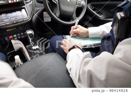 交通違反を取り締まる警察官のイメージ 96414928