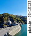 秋、紅葉が始まった奈川渡ダム・梓湖 96415122
