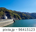 秋、紅葉が始まった奈川渡ダム・梓湖 96415123