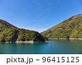 秋、紅葉が始まった奈川渡ダム・梓湖 96415125