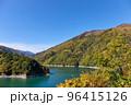 秋、紅葉が始まった奈川渡ダム・梓湖 96415126