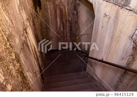 奈川渡ダムの地下道通路への階段 96415129