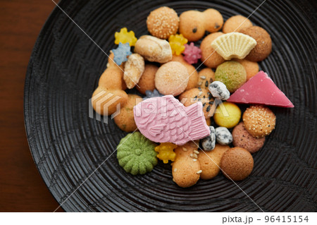 めでたい伝統的和菓子の吹き寄せ めでたい伝統的和菓子の吹き寄せ 96415154