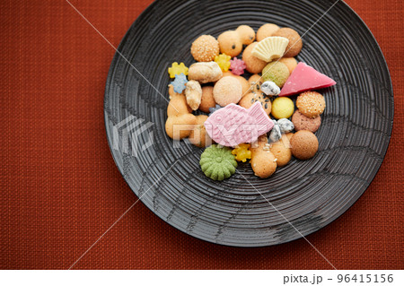 めでたい伝統的和菓子の吹き寄せ 96415156