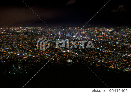 藻岩山山頂展望台から望む札幌市都心部の夜景 藻岩山山頂展望台から望む札幌市都心部の夜景 96415402