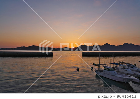 【須波港からの日の出 (早朝)】  広島県三原市須波西 96415413