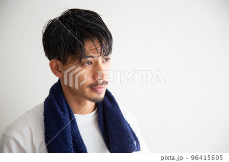 風呂上りの男性 風呂上りの男性 96415695