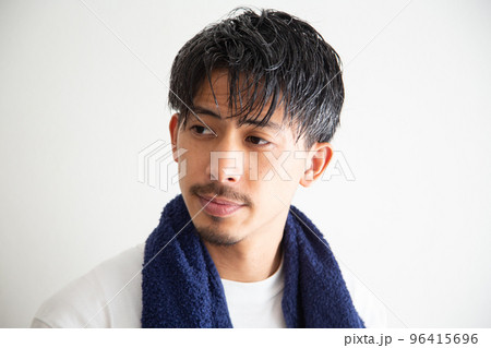風呂上りの男性 96415696
