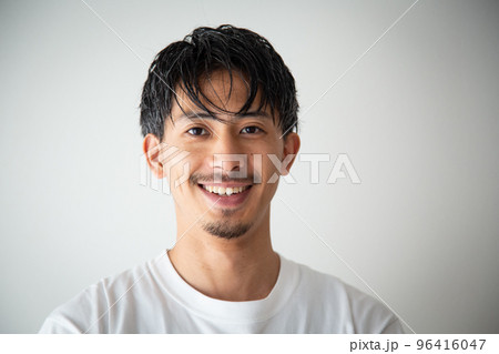 30代男性のポートレイト 96416047