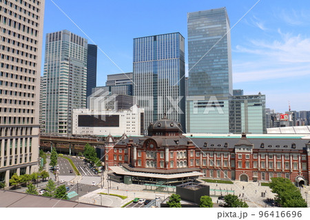 東京駅丸の内口　東京都千代田区丸の内 赤レンガ造りのレトロモダンな建物ターミナル駅と高層ビル 96416696